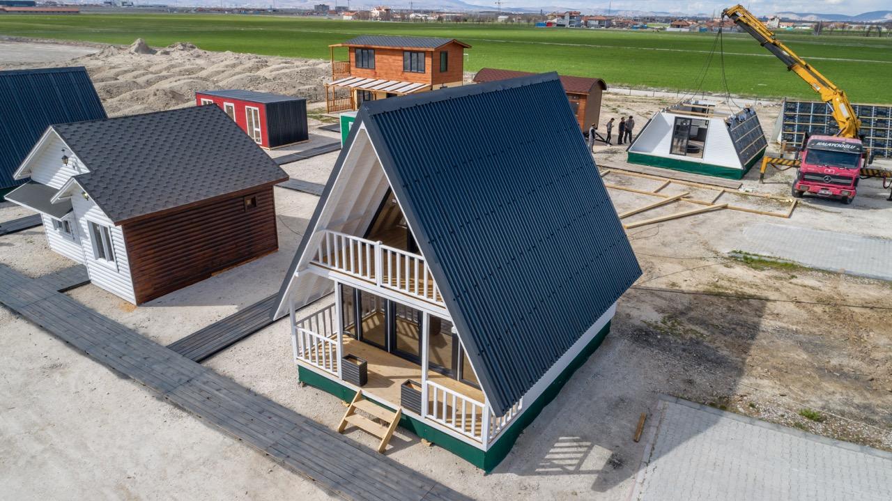 PREMIUM AHŞAP ÜÇGEN EV